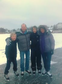 Se ,her er Pernille ,Jesper ,Lucas og Mikkel på Hornbæk sø.
Det var sååååå kooooldt og det blæste,men det var sjovt ,for man kunne løbe på skøjter over hele søen.