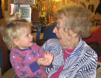 Oldemor Lisa 97 år og Sandra snart 3 år