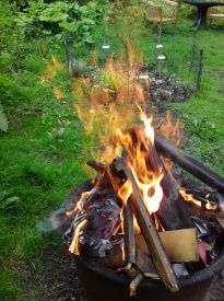 her brænder vi de gamle stole på bålet nede i haven.