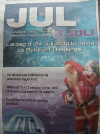 er det ikke fjollet
billedet er fra avisen
Der var julemand og kælkebakke i Helsinge fordi der var fire måneder til jul.