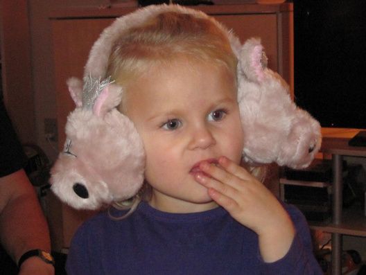 Sandra har fået lyserøde grise ører . dem har vi sendt til hende med posten
