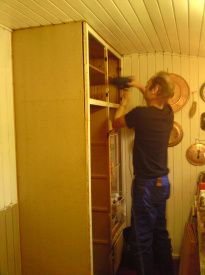 Petter hjælper mor med at rive de gamske skabe ned i køkkenet