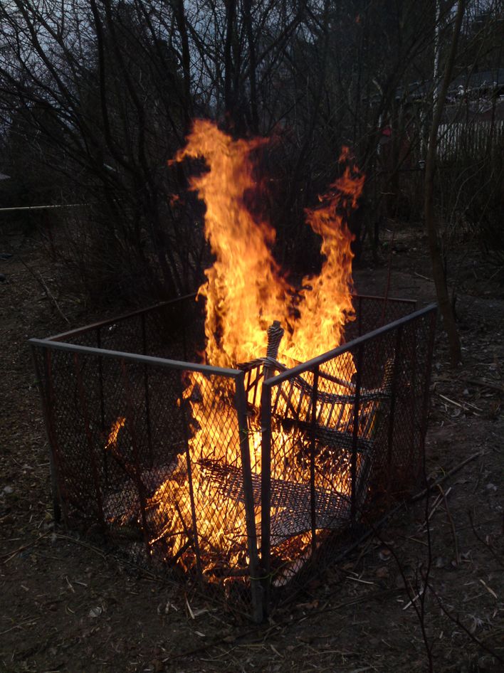 Dette er husets sidste havebål. Fremover er det forbudt at brænde havebål i mit område.Øv