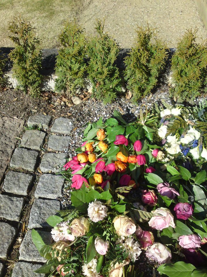 Flere blomster fra kirkegården 