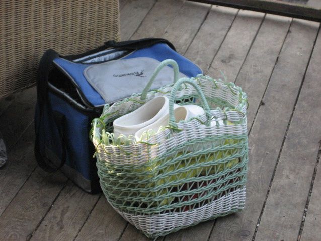 Her er mors svømme-taske.Den blå taske er til æg ,som damerne køber ,når de har svømmet.