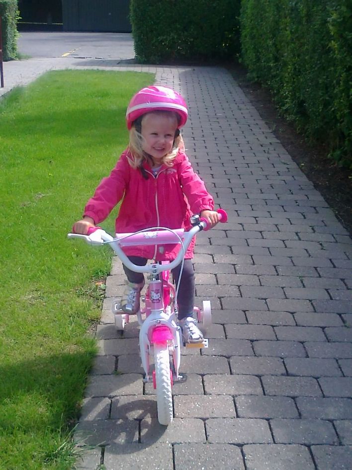 Sandra fik en cykel med støttehjul, da hun blev fire år og hun kunne køre på den lige med det samme