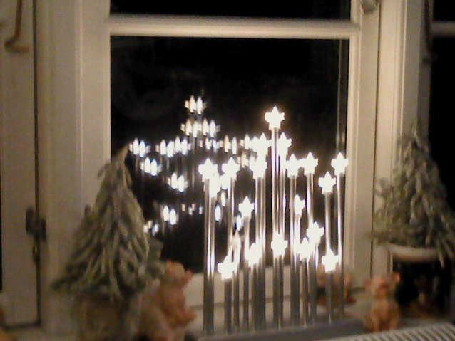 Vores julelys spejler sig i den nye rude ud til musikgården .
