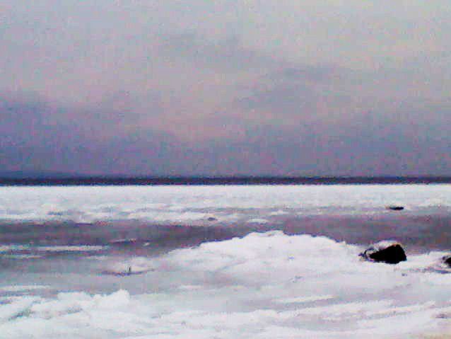 Bølgerne er frosset til is nede i det store vand, man kan gå på det .Vi har prøvet .I dag skal mor spille på Bakkebo ,men måske i morgen kan vi komme dernede.