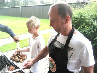 Det er Jesper, som laver grill mad til Sandras fødselsdag