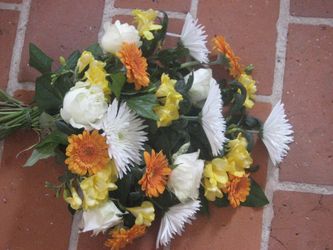 Det er blomster, som lå på gulvet til begravelsen i tirsdags.De var til den gamle mand, som var blevet en engel.