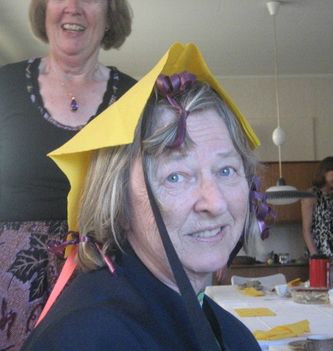 Det er mor som har en gul papirserviet på hovedet.Ser hun ikke bare fjollet ud ?
